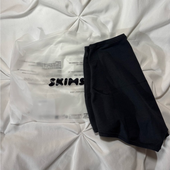 Skims Shorts - Picture 3 of 7